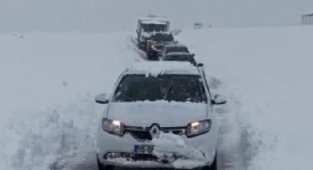 Muş’ta 15’i öğrenci, 50 kişi karda mahsur kaldı