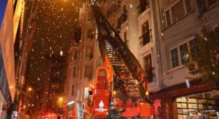 Şişli'de yangın paniği! Mahsur kalanları itfaiye kurtardı