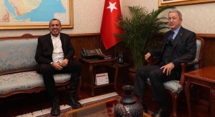 Bakan Akar, Mehmetçik Vakfı'na bağışta bulunan Haluk Levent'i kabul etti