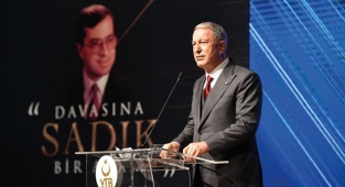 Bakan Akar: Yunanistan, kuzu postuna bürünüyor