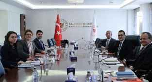 Bakan Dönmez, Aile ve Sosyal Hizmetler Bakanı Derya Yanık ile görüştü