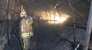 Büyükçekmece'de Çatı İzolasyon Malzemesi Deposunda Yangın