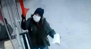 İş yerindeki Türk Bayrağı'nı indirmeye çalışan kadın kameraya yakalandı