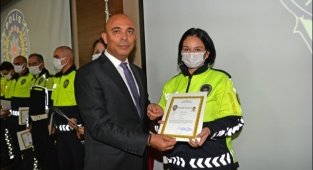 İzmir'de Başarılı Trafik Polisleri Ödüllendirildi