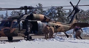 Kar Üstünde Devriye Geziyor, Nöbet Tutuyor