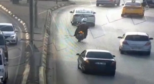 Motosikletli Yunus Polisler Yol Açtı , Eşini Doğuma Yetiştirdi