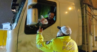 Polislerden Sürücülere Çay ve Simit İkramı