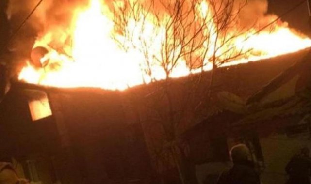 Sarıyer'de iki katlı binanın çatısı alev alev yandı