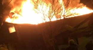 Sarıyer'de iki katlı binanın çatısı alev alev yandı