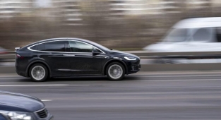 Twitter'da olay oldu! Onlarca Tesla'yı hack'ledi