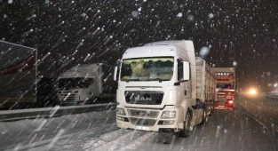 Ulaşım kar ve buzlanma nedeniyle güçlükle sağlanıyor