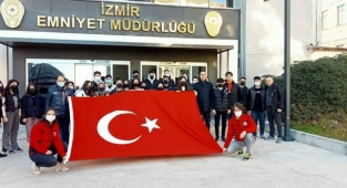 İzmir Emniyet TEM Şube, 30 öğrenciyi geziye götürdü