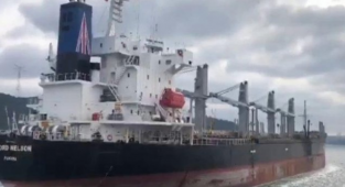 Açılan ateş sonucu hasar alan gemiler İstanbul Boğazı'ndan geçti