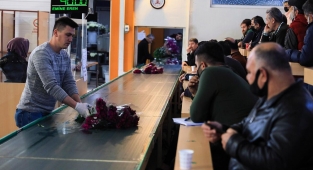 Birbirleriyle kıyasıya yarıştılar... 10 liradan satıldı