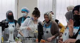 Bursa'da işaret diliyle pasta-yemek yaptılar