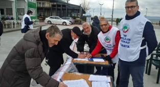 Emekliler zamlara karşı Mudanya'da imza topladı