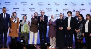Esenler'de, AK Parti'den ayrılarak CHP'ye Katılan Üyelere Rozet Takıldı