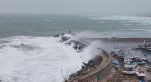 İstanbul'da Dev Dalgalar Balıkçı Teknesini Batırdı