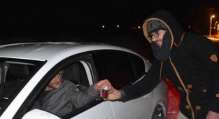 Köy İmamı yolda mahsur kalan sürücülere çay dağıttı