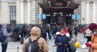 Lviv halkı tren istasyonlarına akın ediyor