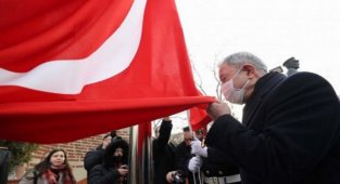 Altın Madalyalı Bayrak Göndere Çekildi