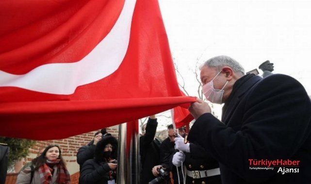 Altın Madalyalı Bayrak Göndere Çekildi
