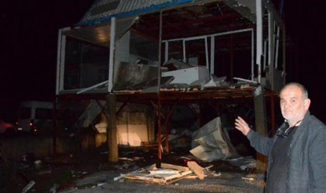 Antalya’da fırtına, caminin minaresini yıktı