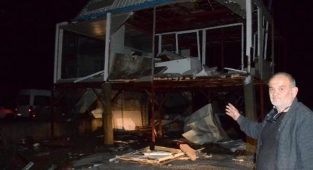 Antalya’da fırtına, caminin minaresini yıktı