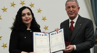 Bakan Akar'a Kosova Cumhurbaşkanlığı Askeri Madalyası tevcihi