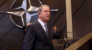 Bakan Akar olağanüstü toplantı için Brüksel yolcusu