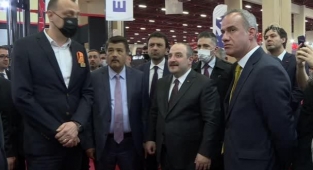 Bakan Varank, KOMATEK Fuarı'nı gezdi, bazı iş makinelerini test etti