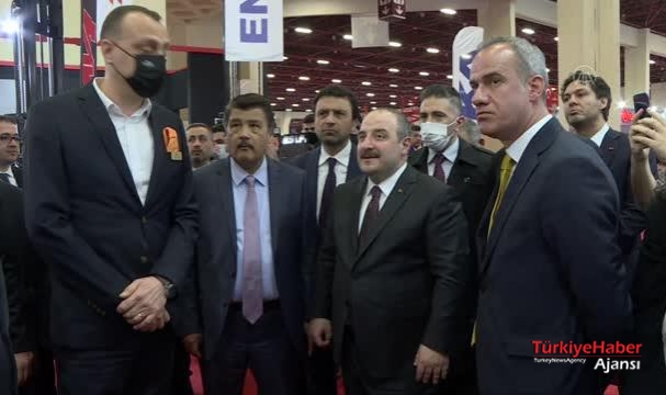 Bakan Varank, KOMATEK Fuarı'nı gezdi, bazı iş makinelerini test etti