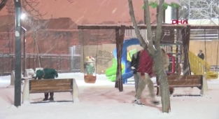 Bayrampaşa'da Parkta Kartopu Oynayan Vatandaşlar Erik Dalı İle Eğlendi