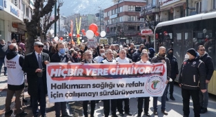 Bursalı sağlık çalışanlarından balonlu eylem