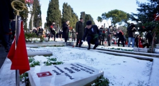 Çanakkale şehitlerine Edirnekapı'da kar altında anma