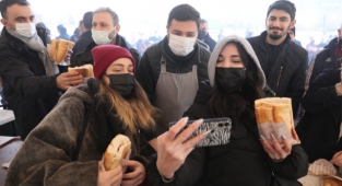 Kağıthane'de 10 Bin Kişi Karda Sucuk Ekmek Keyfi Yaptı
