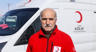 Kızılay gönüllüsü olarak iyilik hareketine destek oluyor