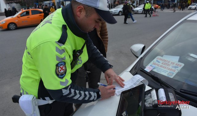 Sürücü hem motosikletinden oldu hem de CEZA yedi