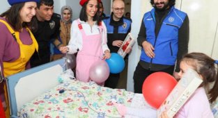 Polislerden hastanede tedavi gören çocuklara oyuncak sürprizi