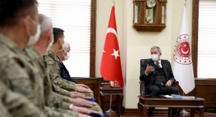 Bakan Akar komandolarla sohbet etti