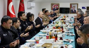 Bakan Soylu, ilk sahurunu polis ve bekçilerle yaptı