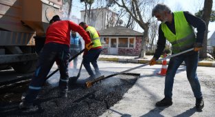 Beylikdüzü'nde Kar Yağışından Zarar Gören Yollar Onarılıyor