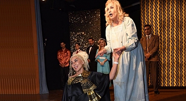 Banu Karadağlı Çiğdem Tunç'u İzlemeye Gitti Şıklığıyla Geceye Damgasını Vurdu