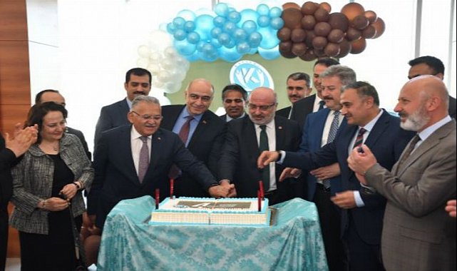 Kayseri Üniversitesi'nin 4. yılı için pasta kesildi 