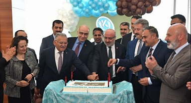 Kayseri Üniversitesi'nin 4. yılı için pasta kesildi