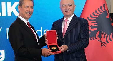 Arnavutluk'tan 'Bayrak Şövalyesi Nişanı'