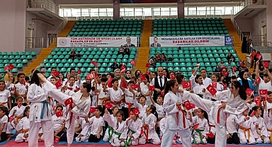 Bağcılarlı Karateciler Kuşak Fırlattı