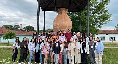 Bilecik Pazaryeri'nde Türkiye’nin en büyük küpü ziyaretçi çekiyor