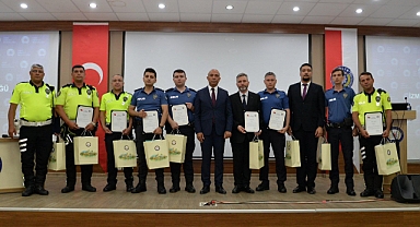 İzmir'de Başarılı Polisler Ödüllendirildi