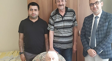 Kocaeli İzmit Belediyesi'nden en yaşlı çınara Babalar Günü kutlaması
